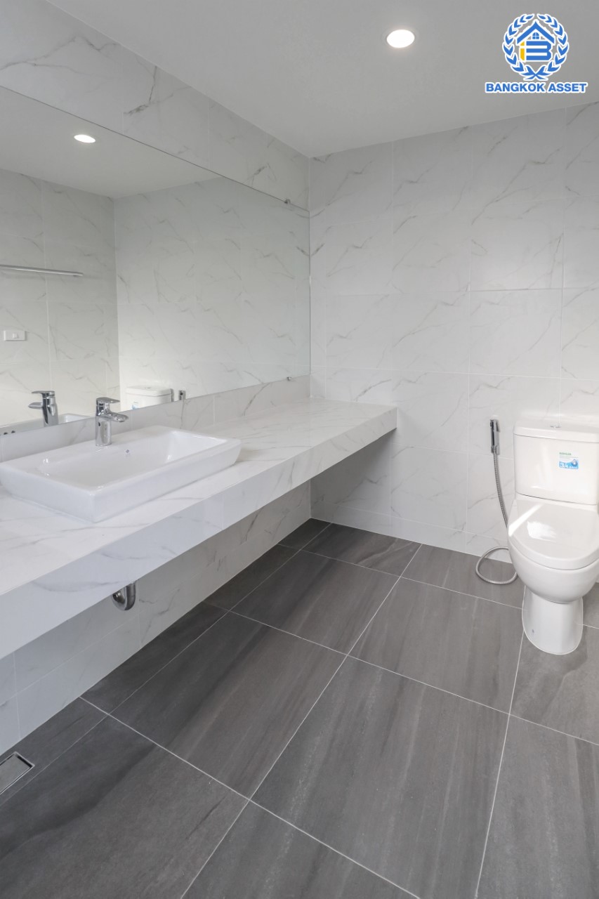 บ้านมือสองตกแต่งใหม่ หลังใหญ่พร้อมเข้าอยู่ ม.เมืองดี พุทธมณฑลสาย 2 หลังมุม เนื้อที่ 92.8 ตร.ว. ฟังก์ชันจัดเต็ม 4 ห้องนอน 4 ห้องน้ำ จอดรถได้ถึง 4 คัน บนทำเลใกล้ทางคู่ขนานลอยฟ้าบรมราชชนนี และเซ็นทรัลปิ่นเกล้า